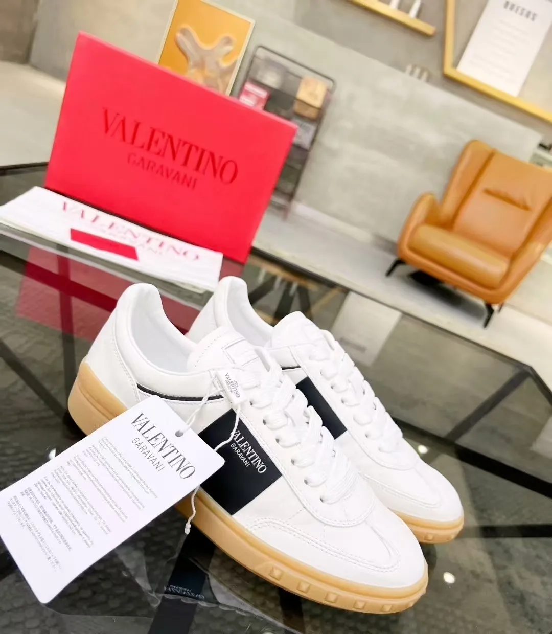Factory price: 438💰Original quality, top version on the market VALENTINO (Valentino) latest fashion week catwalk [couples 👫 model], unique design, fashionable family specializes in slim feet🔥A fashion product of Baita [strong] Fabric: The toe is made of high mercerized triangular grain cowhide and A-grade full-grain cowhide, original lasting process Inner lining: cowhide lining + men's shoes 💰U hanging mesh feet, heels and tongues decorated with VaIentin* shallow relief oversized rivets Size: 38-44, customized 45